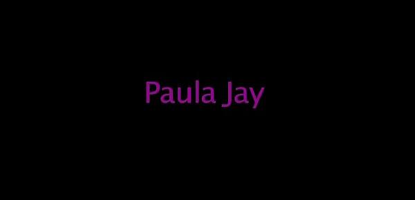  Paula Jay sola nella sua cameretta si diverte con un grosso giocattolo rosa